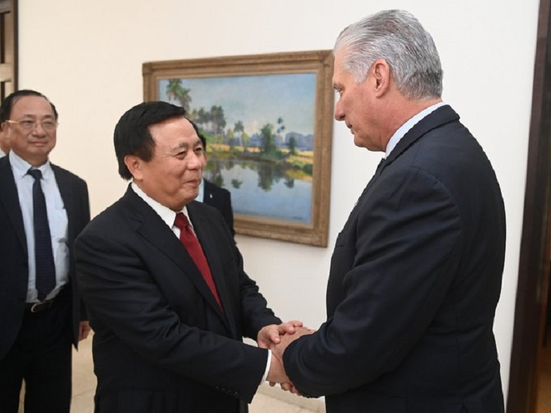 Intercambia_presidente_de_Cuba_con_empresarios_de_Vietnam