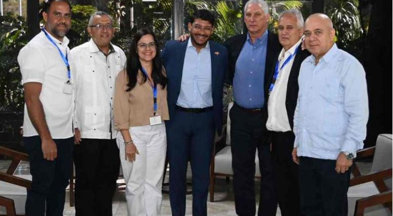 Miguel_Díaz Canel,_conversa_con_participantes_en_foro_internacional