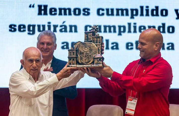 felicitan a machado ventura