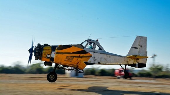 El avión biplaza M-18 BS "Dromedario", uno de los medios técnicos de la Empresa Nacional de Servicios Aéreos (ENSA), empleados en el combate del incendio forestal de grandes proporciones, que afecta a la meseta de Pinares de Mayarí.Foto:Juan Pablo Carreras/ACN.