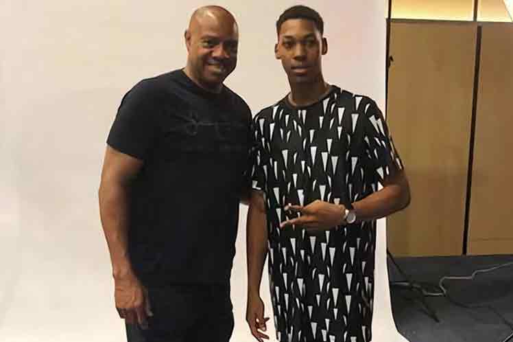 Mike Powell junto a Juan Miguel Echevarría