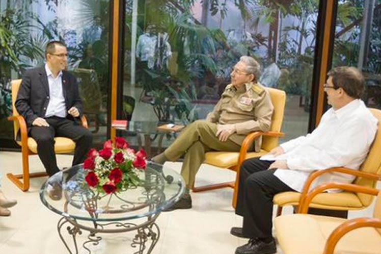 Recibió presidente Raúl Castro a canciller de Venezuela