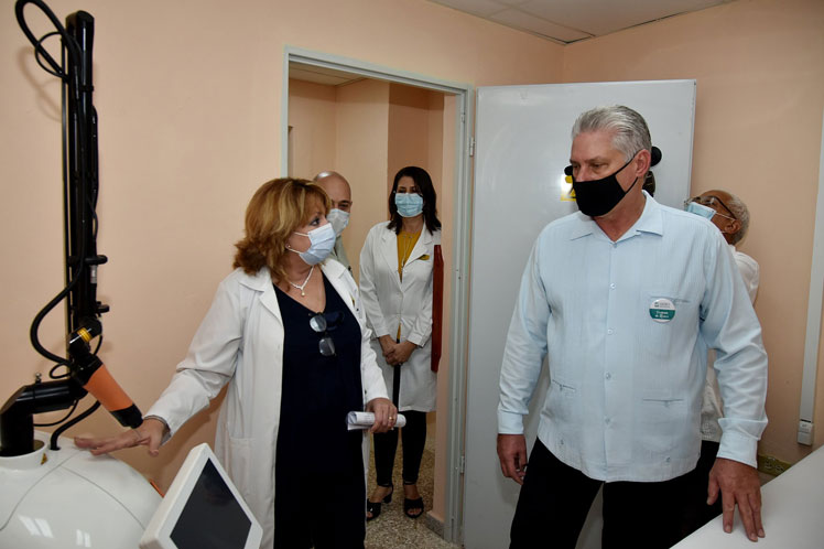 Presidente de Cuba, Miguel Díaz-Canel durante su visita a la Clínica Internacional Siboney, en esta capital. Presidente de Cuba, Miguel Díaz-Canel durante su visita a la Clínica Internacional Siboney, en esta capital.