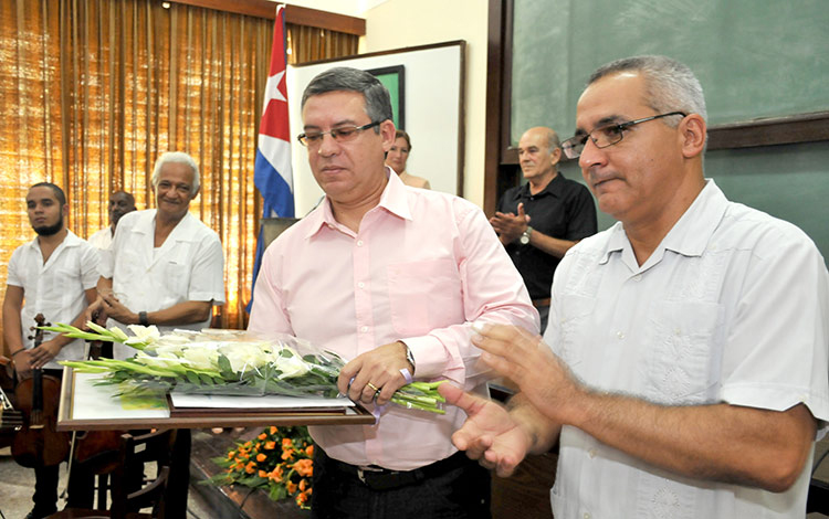 Doctor Félix Julio Alfonso López, estudioso e investigador de la historia de Cuba recibe reconocimiento de la Universidad Central de Las Villas