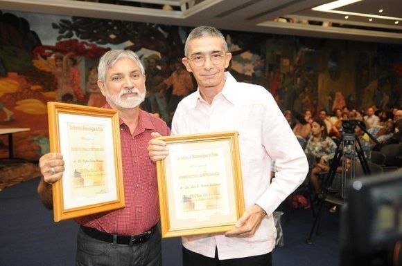 Orfilio Peláez Mendoza (izquierda) recibió en 2017 el Premio Nacional de Meteorología, compartido con el profesor Luis Enrique Ramos Guadalupe. Foto: Cortesía del entrevistado.