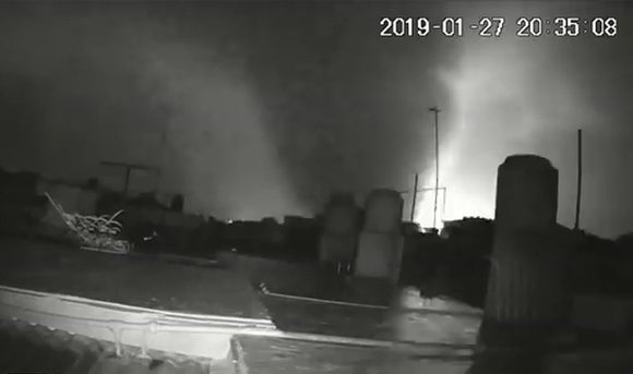 Tornado captado por una cámara de seguridad en La Habana el 27 de enero de 2019. Imagen extraída de un video publicado por Yamilis Gimeno/Facebook.