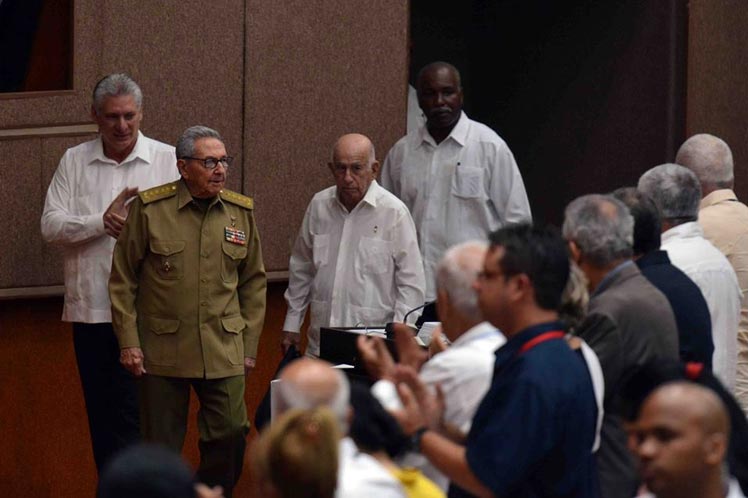 Raúl Castro, y el presidente Miguel Díaz-Canel asisten hoy a la continuación del análisis en la Asamblea Nacional 