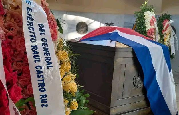 Ofrenda florales a José Martí en Santiago de Cuba 