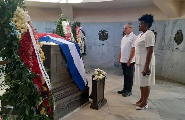 Ofrenda florales a José Martí en Santiago de Cuba 