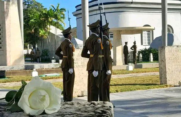 Ofrenda florales a José Martí en Santiago de Cuba 