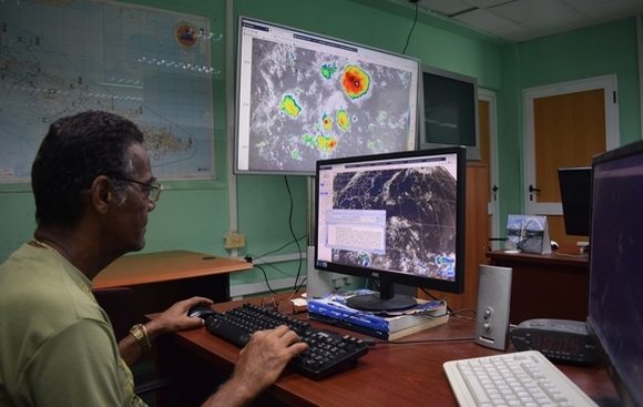 Un especialista observa las imágenes satelitales y prepara un informe. Foto: Danier Ernesto González.