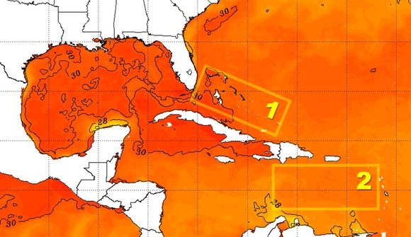 La temperatura superficial del mar en el área de las Bahamas (1) es más elevada que en la parte este del Caribe (2). Imagen: NOAA/NESDIS.