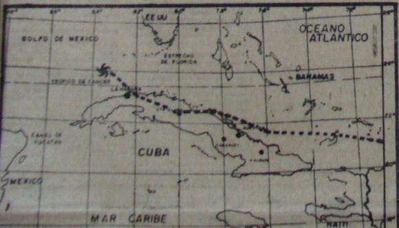 Mapa con la trayectoria del ciclón Kate publicado el 21 de noviembre de 1985 en la portada del periódico Granma. Foto: Archivo de Danier Ernesto González.