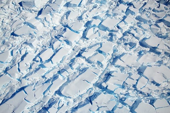 Un glaciar muy arrugado fluye hacia el oeste desde la meseta de Dyer, en la Antártida, en noviembre de 2017. Foto: NASA/Digital Mapping System.