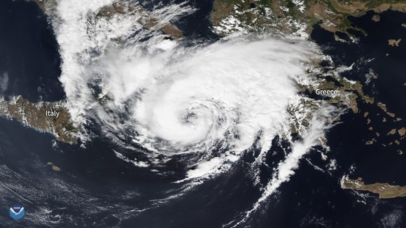 El medicane Ianos entre Italia y Grecia. Imagen captada por el instrumento VIIRS del satélite NOAA-20 el 17 de septiembre de 2020/NOAA Environmental Visualization Laboratory.