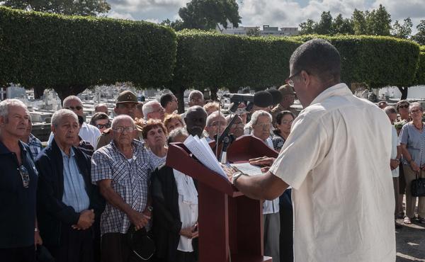 Geovanni Barrueta Ordoñes (D), Primer Secretario del Partido Comunista de Cuba (PCC) del municipio de 10 de Octubre, da el último adiós al combatiente del Moncada Carlos González Seijas, en el Panteón de los Veteranos del Cementerio de Colón, en La Habana, el 3 de marzo de 2017. 