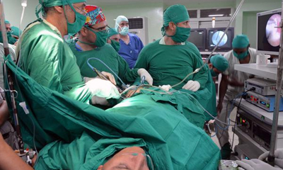 Médicos cubanos en salón de operaciones