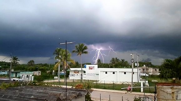Actividad eléctrica en Cuba. Foto: Carlos Manuel González Ramírez.
