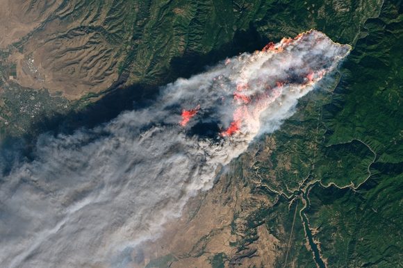 Humo del Camp Fire en California, Estados Unidos, el 8 de noviembre de 2018. Fuente: NASA Earth Observatory.