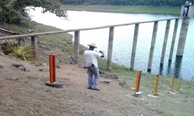 Trabajador cubanos cerca de un río