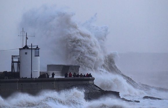 Las olas golpearon violentamente el faro y el dique en Porthcawl, en el sur de Gales