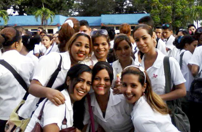 Jóvenes estudiantes cubanos