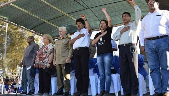 Valdés y Morales elogiaron el trabajo de la Brigada Médica cubana en Bolivia, cuyos integrantes participan activamente en las actividades para rendir homenaje al Ché. Foto: Prensa Latina.