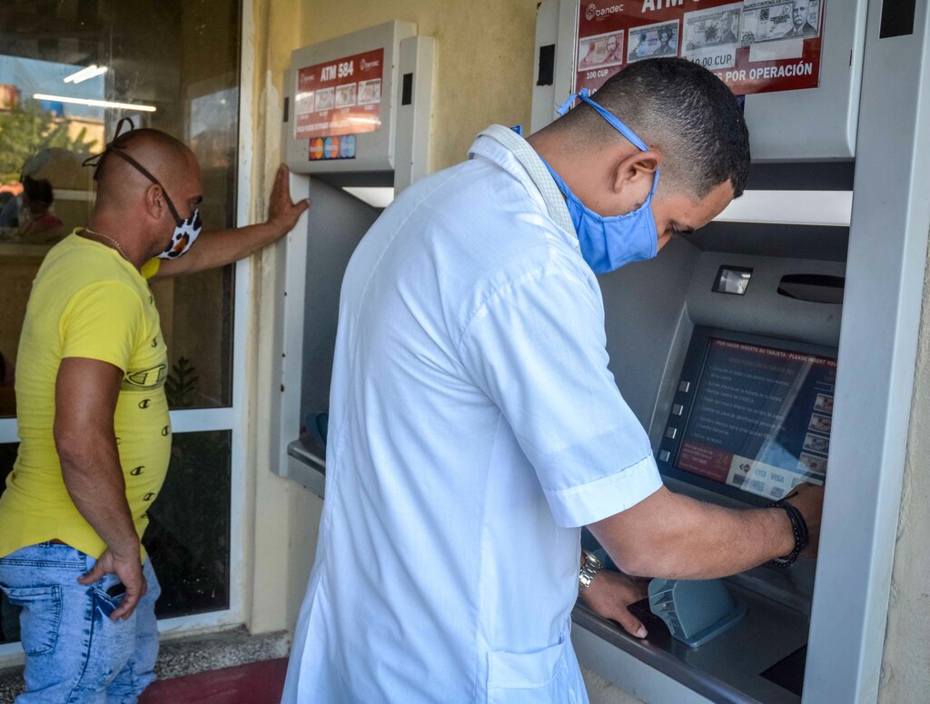 Fija Cuba el salario mínimo en dos mil 100 pesos 