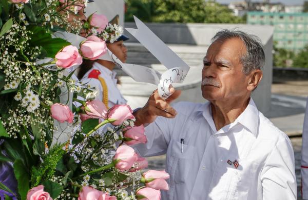 Oscar López Rivera, luchador independentista de Puerto Rico, rinde tributo al Héroe Nacional de Cuba José Martí, en el Memorial que lleva su nombre, en La Habana, el 14 de noviembre de 2017. ACN FOTO/Abel PADRÓN PADILLA