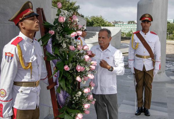 Oscar López Rivera (C), luchador independentista de Puerto Rico, rinde tributo al Héroe Nacional de Cuba José Martí, en el Memorial que lleva su nombre, en La Habana, el 14 de noviembre de 2017. ACN FOTO/Abel PADRÓN PADILLA