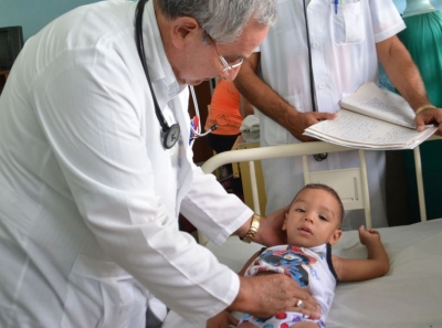 Médico cubano atendiendo a un niño