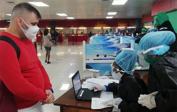 Realizan en Cuba PCR a viajeros provenientes del exterior en el propio aeropuerto 