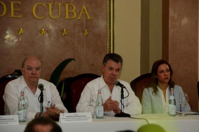 Juan Manuel Santos (C), presidente de la República de Colombia, y Rodrigo Malmierca (I), titular cubano del Ministerio de Comercio Exterior y la Inversión Extranjera (Mincex), durante el Foro binacional Cuba-Colombia, efectuado en el Hotel Nacional, en La Habana