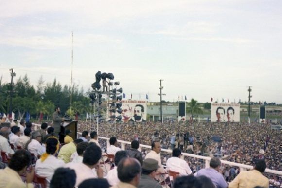 Fidel pronuncia un discurso durante el acto por el XXIII aniversario del asalto a los Cuarteles Moncada y Carlos Manuel de Céspedes en la provincia de Pinar del Río, 26 de julio de 1976. Foto: Estudios Revolución/ Fidel Soldado de las Ideas.