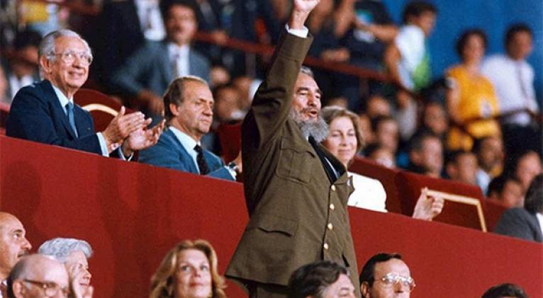 Fidel en Barcelona 1992. No hay final. Siempre hay comienzos. Como decía el Che: hay gente que tiene su más allá en el pueblo y que nacen, que nacen siempre.