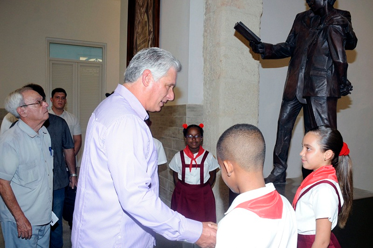 Recorre presidente cubano centros educativos de la capital