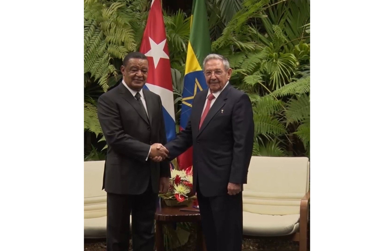 Presidente de Etiopía, Mulatu Teshome Wirtu junto a Raúl Castro.