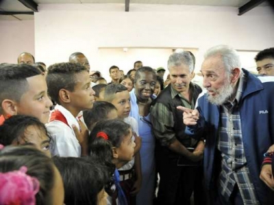 Fidel reunido con un grupo de niños cubanos