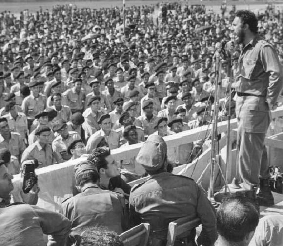 Fidel le habla a los alumnos de la Escuela Nacional de Responsables de las Milicias