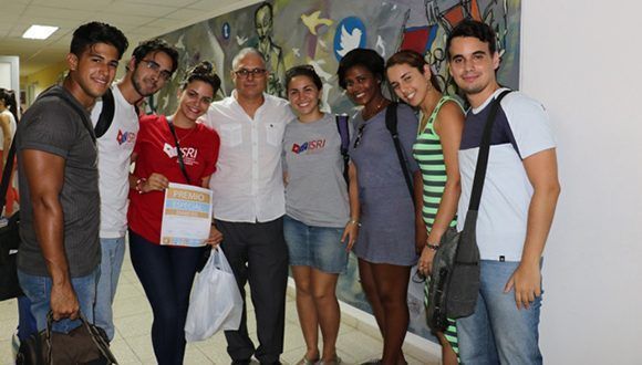 Estudiantes premiados en la última edición del evento. Foto: Tomada del sitio web de la OPS/OMS en Cuba.