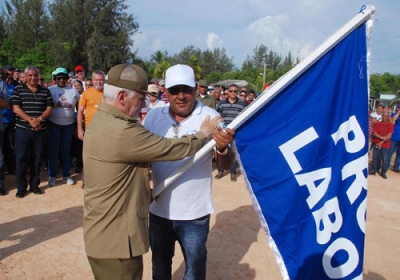 Ramiro Valdés hace entrega de la bandera Proeza Laboral