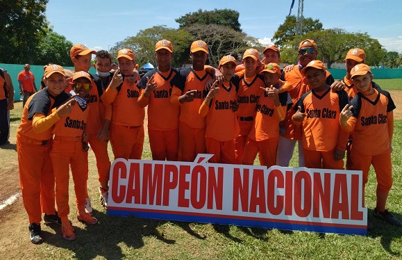 El equipo de Santa Clara se coronó como campeón en las Pequeñas Ligas. Foto: Guillermo Rodríguez