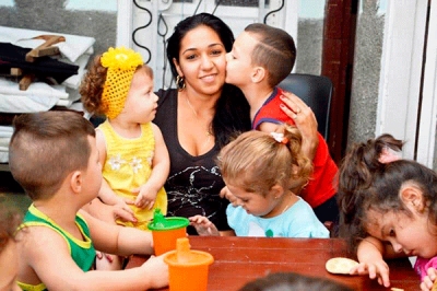Asistente con niños cubanos
