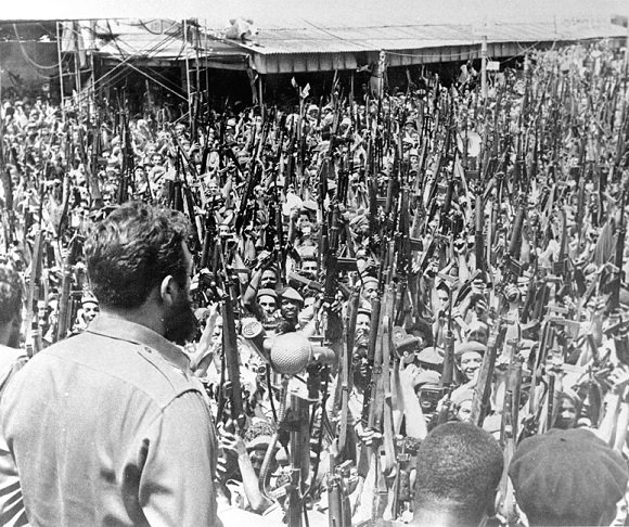 Fidel junto al pueblo en la despedida de duelo de las víctimas del bombardeo 
