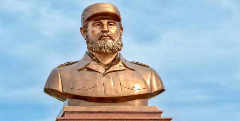 El inédito busto en bronce de Fidel, montado sobre un pedestal de mármol en Quang Tri, Vietnam.