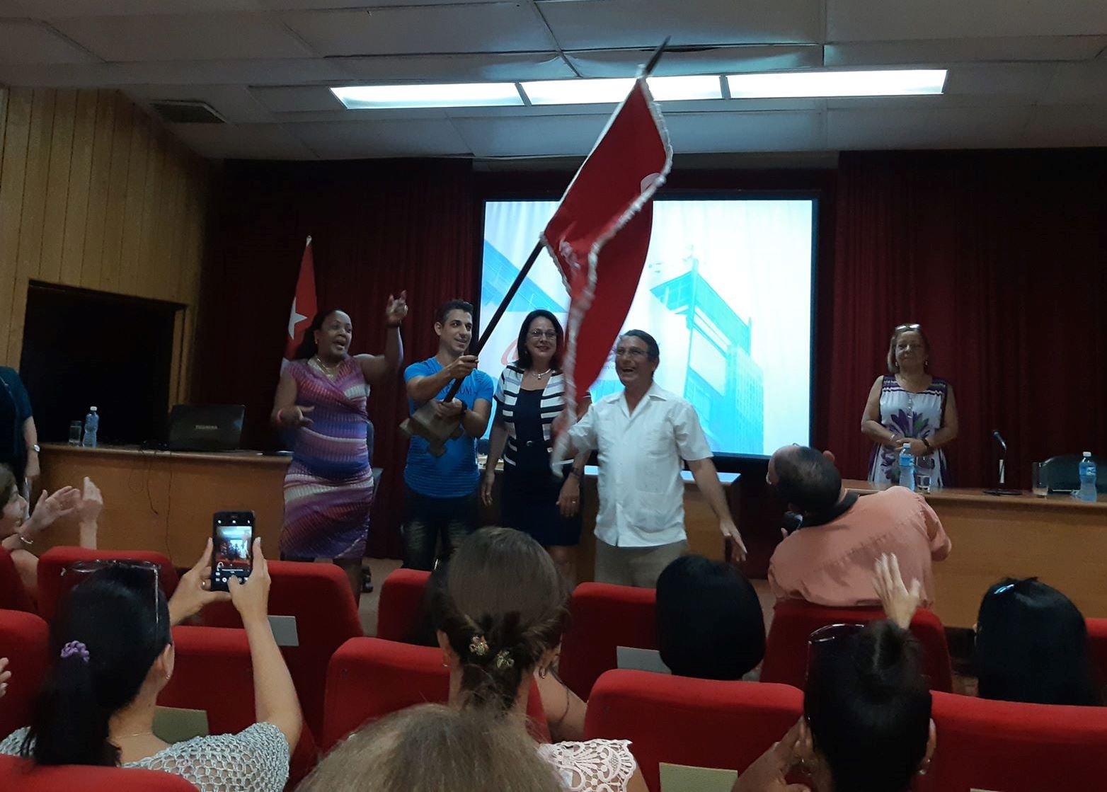 Entrega de la bandera que acredita a Citmatel como colectivo Vanguardia Nacional