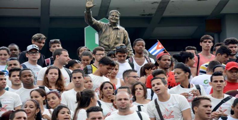 La Habana, 13 mar (RHC) Para quienes ofrendaron su vida en la conquista de una patria nueva es el homenaje de las actuales generaciones de cubanos, particularmente de su juventud, que en este 13 de marzo rememora el aniversario 60 del Asalto al Palacio Presidencial y la Toma de Radio Reloj
