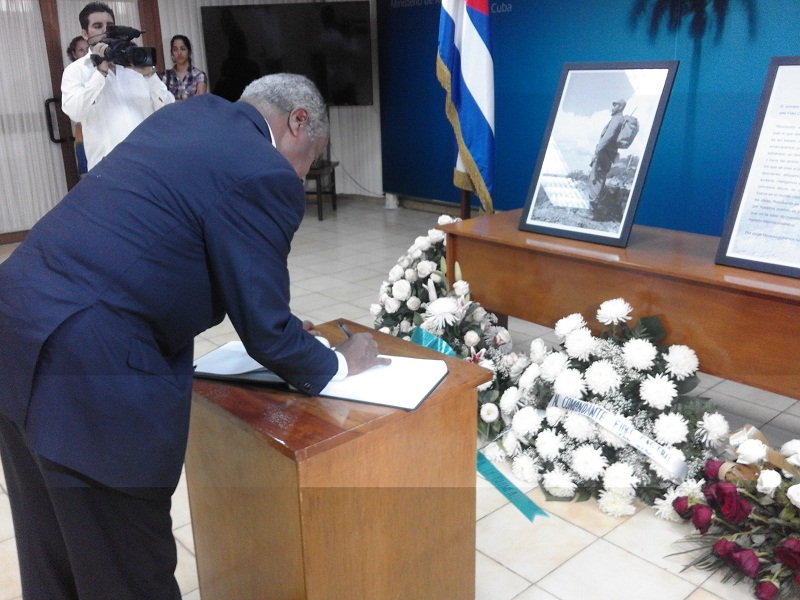 Canciller de Eritrea firma libro de condolencias por la muerte de Fidel. 