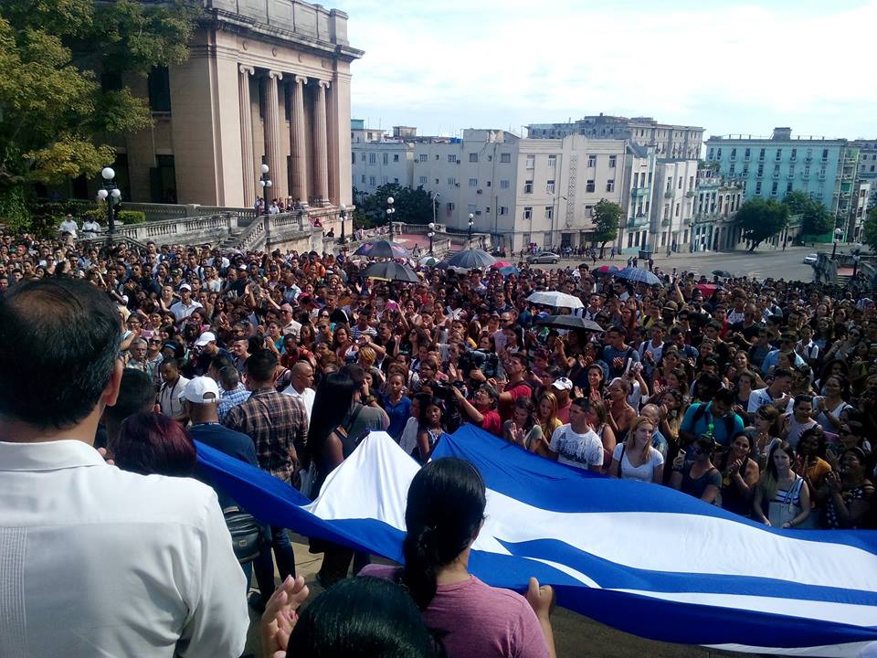 Universitarios cubanos en la escalinata