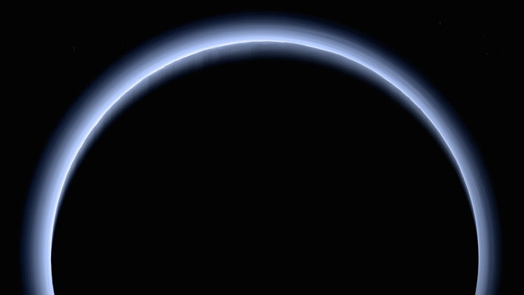 La NASA  publica una imagen en color de la más alta resolución de Plutón, que muestra al planeta enano dramáticamente iluminado por el Sol